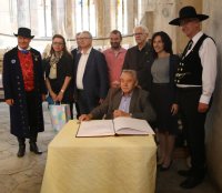 Josef Hauer trägt sich in das Gedenkbuch der Stadt ein. Foto: Tomáš Leicht