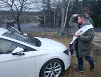 : Der Diakon Oto Medvec segnet ein neues Fahrzeug in der Familie. Foto: Richard Šulko