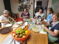 Salatvorbereitung v.l.: Annemarie Chylíková, Christine Šedivcová, Terezie Jindřichová, Anna Jindřichová, Irena Šulková