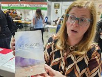 : Štěpánka Šichová mit dem Buch.  Foto: Richard Šulko