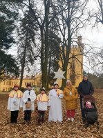 Am Schloss Preitenstein, v.l.: Vilém Haubner, Richard Šulko d.J., Kristýna  Šulková , Martin Chlup, Irena Šulková und Richard Šulko Jr. Im Kinderwagen: Karolina Šulková. Foto: Richard