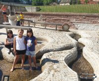 Mädchen an den Wasserspielen am Sonntag. 