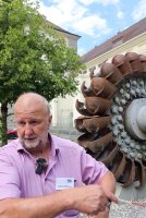 : Anton Raffeiner bei der aussortierten Pelton-Turbine. Foto: Richard Šulko
