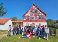 : Die Seminarteilnehmer vor dem Bauernhof Nr. 18. Foto: Štěpán Karel Odstrčil. 