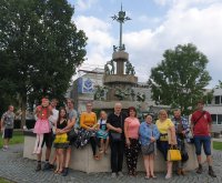 Alle vor dem Brunnen. Foto: Richard Šulko