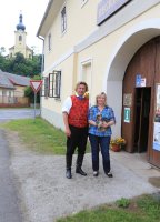Helena Wiesner mit Richard Šulko vor dem Netschetiner Museum