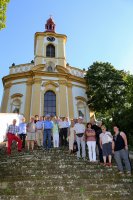 Auf der Rabensteiner Kirchentreppe. 