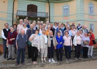 die ganze Gruppe vor dem Manetiner Schloss. Foto: Richard Šulko