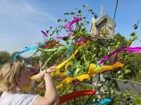 : Irena Šulková schmückt die Birken an der Mariensäule. Foto: Richard Šulko