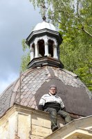 Alexander Stegmaier bei Arbeiten am Dach der Gruft. Bild: Richard Šulko
