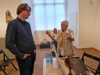 : Vojtěch Šulko unterhält sich mit einer Komotauer Besucherin übers Zitherspiel. Foto: Richard Šulko
