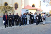 : Deutsche Gäste vor der Kirche. Foto: Måla Richard Šulko