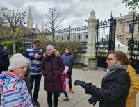 : r. Ulrike Raich vor dem Volksgarten. Foto: Richard Šulko