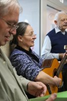 Ingrid Deistler mit der Gitarre beim Morgensingen. Bild: Richard Šulko