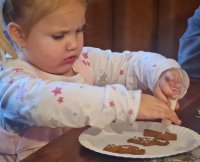 : Die Emma beim Bemalen der Pumpernickel.. Foto: Richard Šulko