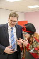 Stefen Hörtler hört aufmerksam der Frau Annemarie Laber aus Südmähren zu. Bild: Richard Šulko