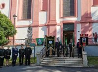 : Fahnenabordnungen vor der Kirche. Foto: Terezie Jindřichová