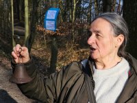 : Ingrid Deistler startet dem März-Gang mit der Glocke. Foto: Richard Šulko