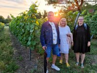 : Den schönsten Blick auf einen Weinberg am Abend ließ sich die Familie Šulko mit Richard, Irena und Tochter Terezie ncht entgehen. Foto: Teilnehmerin