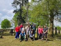 : Teil der Gruppe am Friedhofskreuz. Foto: Richard Šulko