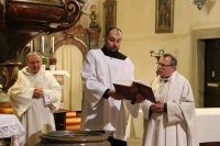 beim Gottesdienst, v.l.: Diakon Bc. Ladislav Lego, Akolyth František Pešík, P. ThLic. Martin Sedloň OMI. Bild: Vojěch Šulko