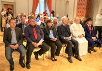 v.l. erste Reihe: Václav Slavík, Jiří Kapr, Petra Kaprová, Dieter Fuchsenthaler, Abt P. Zdeněk Filip Lobkowicz, Richard Šulko