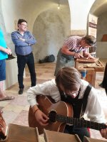 Vojtěch Šulko probiert Gitarre von der Instrumentenbauschule aus Eger. Foto: Richard Šulko