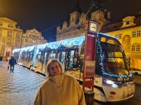 : Irena Šulková mit der Weihnachtsstraßenbahn am Kleinseitner Ring. Foto: Richard Šulko