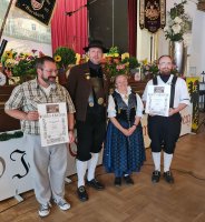 : Bundesvüarstäiha(r Volker Jobst (2. V.l.) übereicht das Ehrenzeichen des „Bundes der Eghalanda Gmoi“. Foto: Richard Šulko 