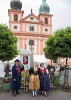 Plachtiner Pilger vor der Basilika. V.l.: Richard Šulko, Terezie Jindřichová, Irena Šulková. 