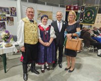 : 3 v.l.: Botschafter Künne am Stand vom Bund der Deutschen in Böhmen. Foto: Vojtěch Šulko