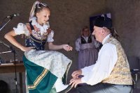 : Anna Jindřichová mit dem Opa Richard Šulko beim Schustertanz. Foto: Martin Špelda