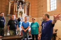 Jiří Schierl (r) erklärt die Geschichte der Kirche in Uittwa. Bild: Richard Šulko