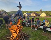 : Das Lagerfeuer am Plachtin mit der dortigen Hexe. Foto: Richard Šulko