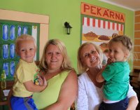 r: Oma Irene mit Enkelin Anna, l: Mama Kačena mit Sohn Matěj