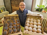 : Hans-Jürgen mit den gespendeten k.u.k. Krapfen. Foto: Richard Šulko
