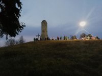 : Geheimnisvoller Abend am Kriegerdenkmal. Foto: Måla Richard Šulko