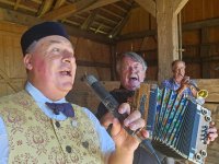 : Der Måla Richard (l.) singt ein böhmisches Volkslied mit dem Franz mit. Ein Trompetenspieler ergänzte die Runde. Foto: Richard Šulko