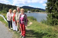 Gustav Schenk mit den Damen am Stausee. Bild: Richard Šulko