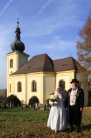 : Hochzeitsbild mit der Kirche. Foto: Richard Šulko jr.