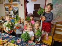 : 9.	Stolz präsentierten die Kinder das Ergebnis ihrer Arbeit. Foto: Richard Šulko