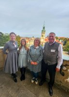 : Auf dem Balkon im Außenministerium, v. l. : Terezie Jindřichová, Anna Jindřichová, Irena Šulková, Richard Šulko. Foto: Unbekannter Besucher