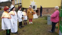 Frau Marie Burdová freut sich über den heiligen Besuch. Foto: Richard Šulko