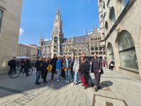 : Gruppenfoto vor dem Münchner Rathaus. Foto: Richard Šulko