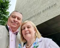 : Richard und Irena Šulko vor dem Sudetendeutschen Museum.  Foto: Richard Šulko