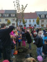 : Bgm. Egert pflanzt die Linde. Foto: Måla Richard Šulko