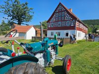 : Alte Technik vor dem Bauernhof. Foto: Richard Šulko