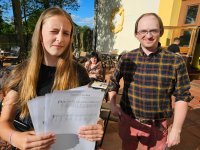 : Anna Jindřichová (l.), bekommt vom Gerald Deistler (r.)  die Noten für die Geige mit Egerländer Volksliedern.  Foto: Richard Šulko